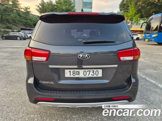 Kia Carnival 2015 thumb 5