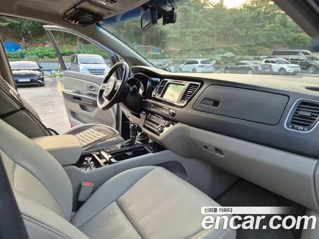 Kia Carnival 2015 thumb 8