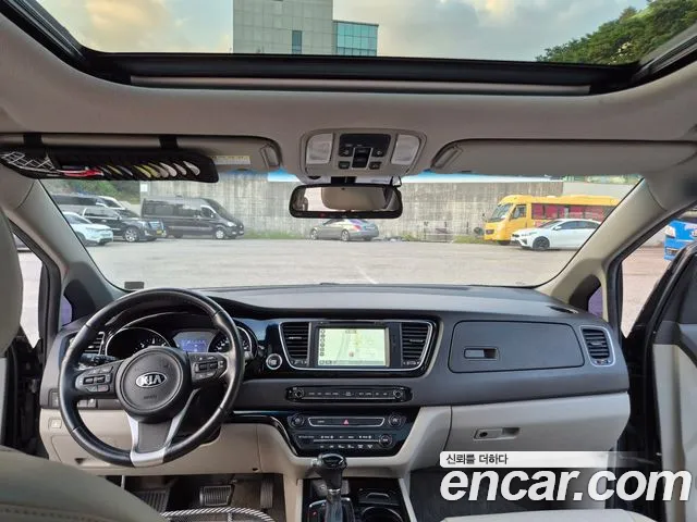 Kia Carnival 2015 thumb 10