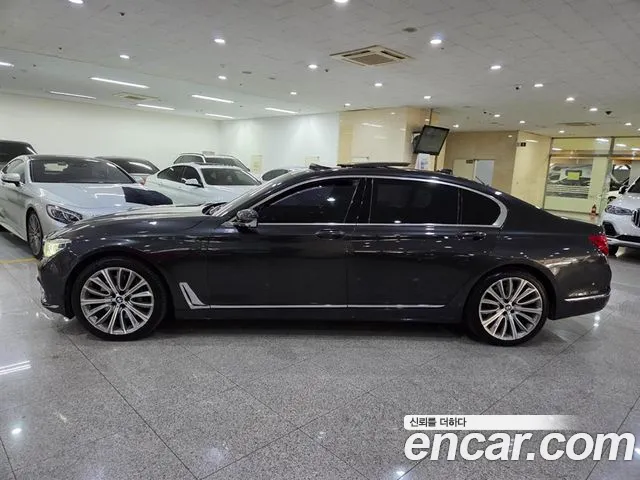 BMW 7-Series 2016 thumb 3