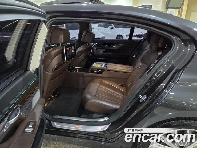 BMW 7-Series 2016 thumb 7