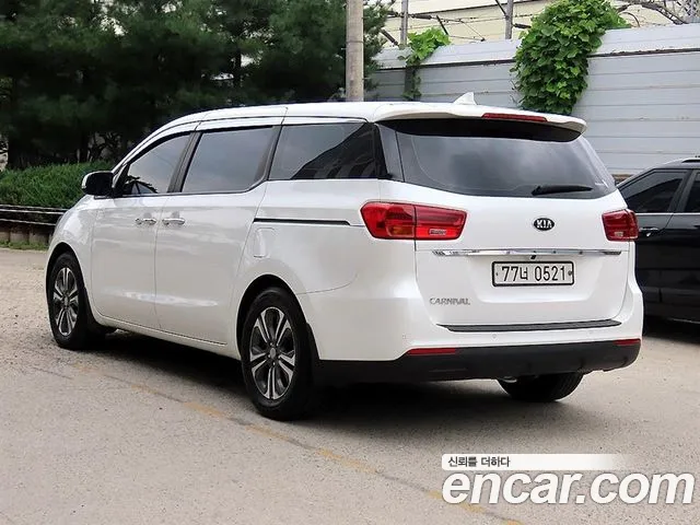 Kia Carnival 2019 thumb 3