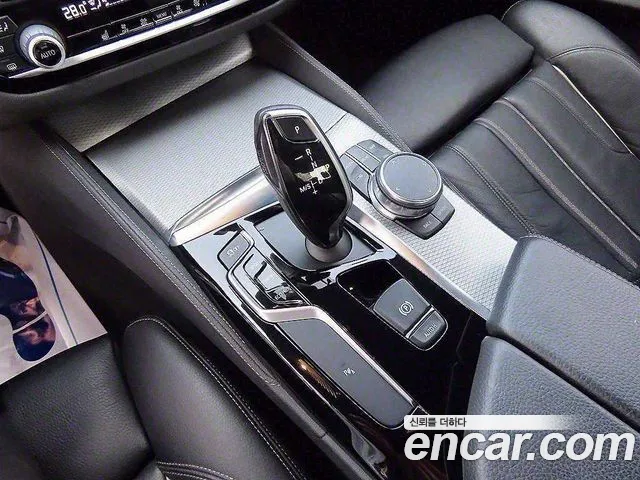 BMW 5-Series 2018 thumb 9