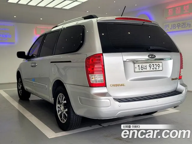 Kia Carnival 2012 thumb 6