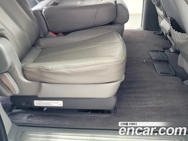 Kia Carnival 2012 thumb 10