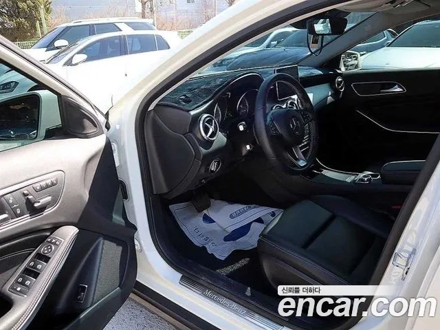 Mercedes-Benz GLA 2016 thumb 10