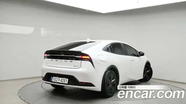 Toyota Prius 2023 thumb 2