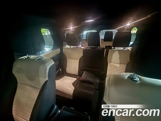 Land Rover Discovery 2023 thumb 4