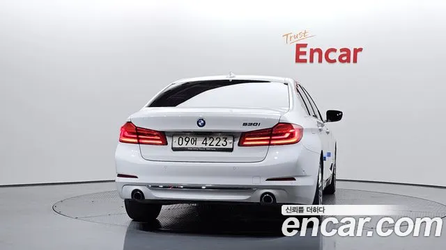 BMW 5-Series 2018 thumb 4