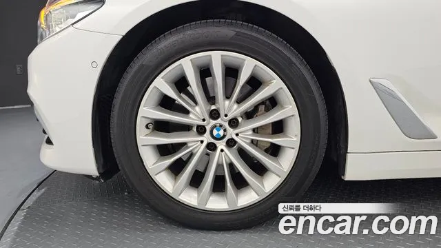 BMW 5-Series 2018 thumb 5