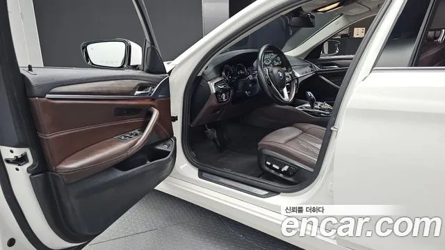 BMW 5-Series 2018 thumb 10