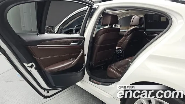 BMW 5-Series 2018 thumb 12