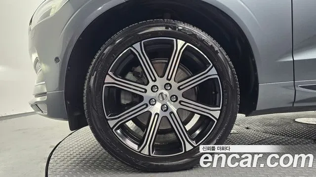 Volvo XC60 2019 thumb 4