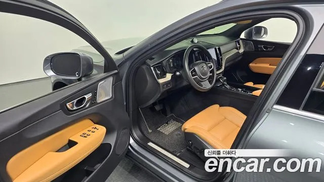Volvo XC60 2019 thumb 10