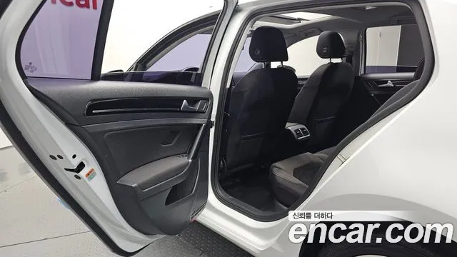 Volkswagen Golf Sportsvan 2015 thumb 12