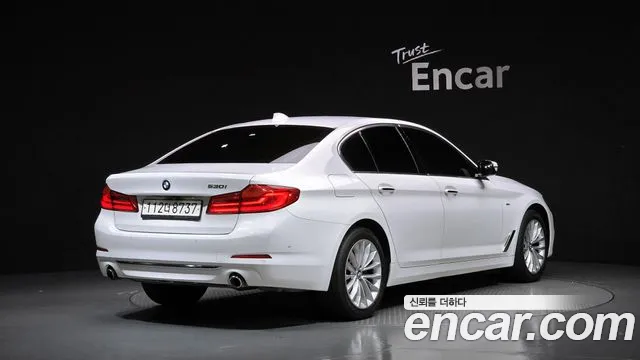 BMW 5-Series 2018 thumb 2