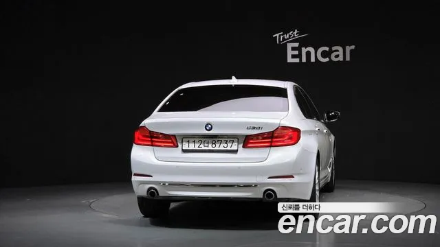 BMW 5-Series 2018 thumb 4