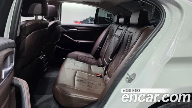 BMW 5-Series 2018 thumb 11