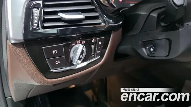 BMW 5-Series 2018 thumb 12