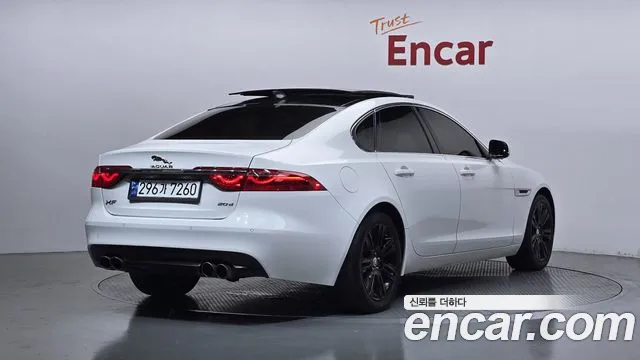 Jaguar XF 2016 thumb 2