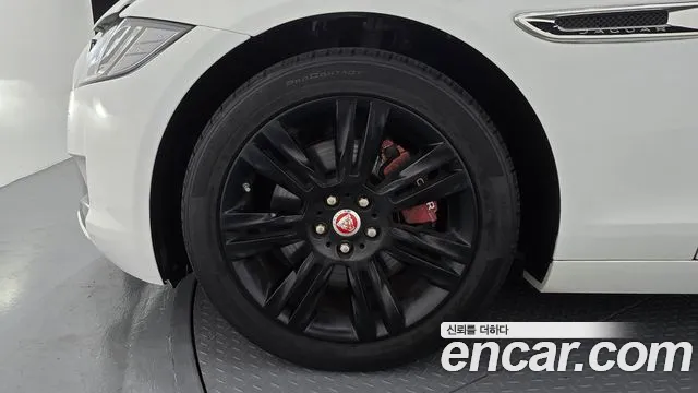 Jaguar XF 2016 thumb 5