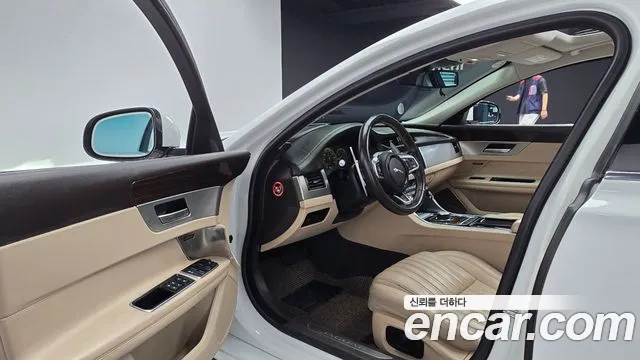 Jaguar XF 2016 thumb 10