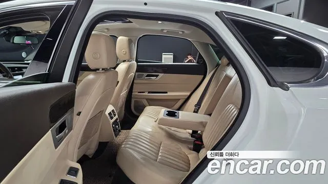 Jaguar XF 2016 thumb 12