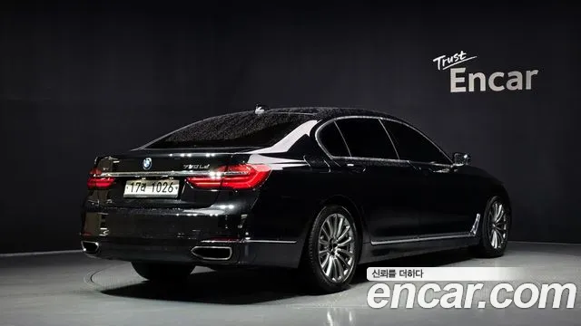BMW 7-Series 2016 thumb 2