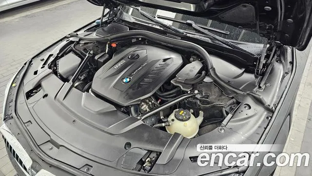BMW 7-Series 2016 thumb 6