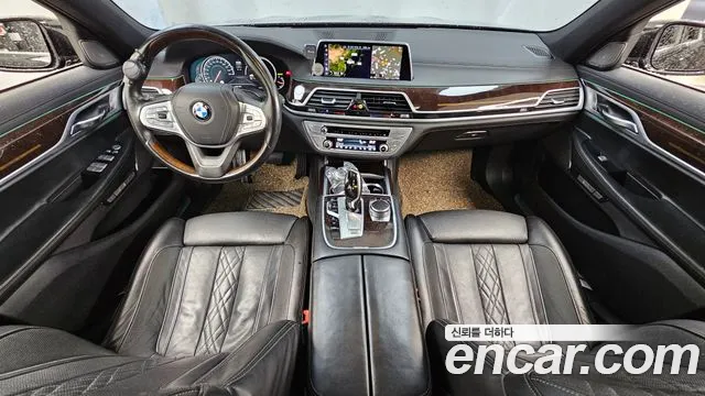 BMW 7-Series 2016 thumb 7