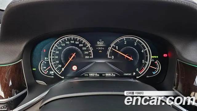 BMW 7-Series 2016 thumb 8