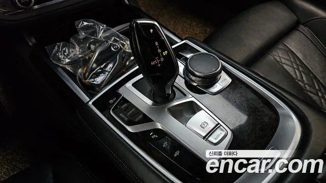 BMW 7-Series 2016 thumb 9