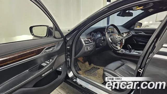 BMW 7-Series 2016 thumb 10
