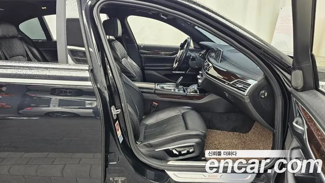 BMW 7-Series 2016 thumb 11
