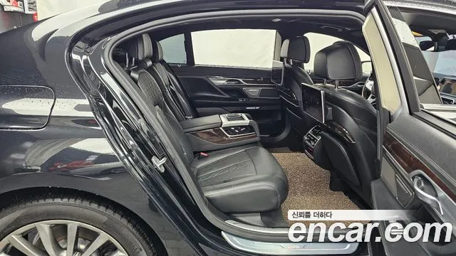 BMW 7-Series 2016 thumb 12