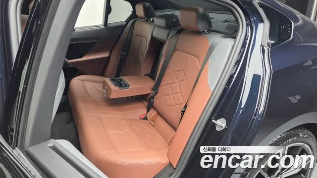 BMW 5-Series 2024 thumb 11