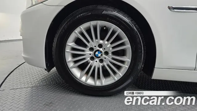 BMW 5-Series 2014 thumb 4