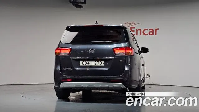 Kia Carnival 2015 thumb 4