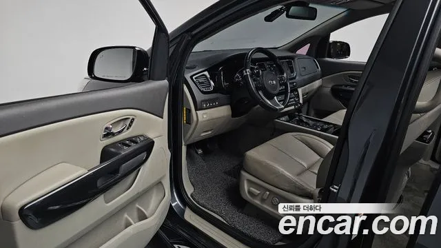 Kia Carnival 2015 thumb 10