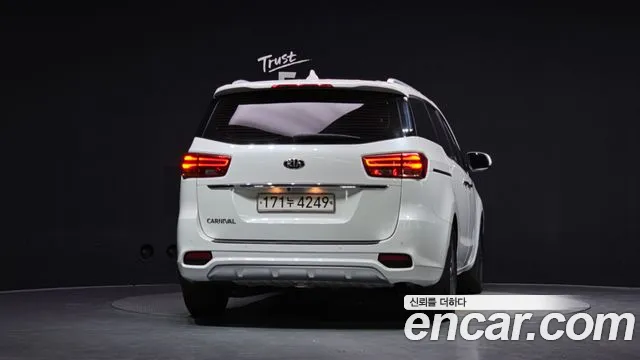 Kia Carnival 2018 thumb 4