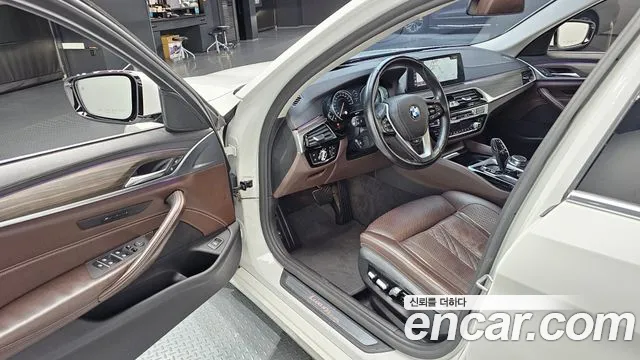 BMW 5-Series 2018 thumb 10