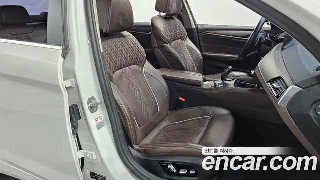 BMW 5-Series 2018 thumb 11
