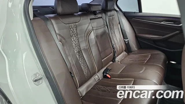 BMW 5-Series 2018 thumb 12