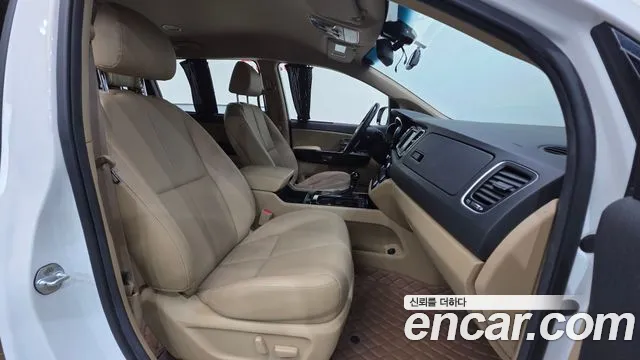 Kia Carnival 2015 thumb 10