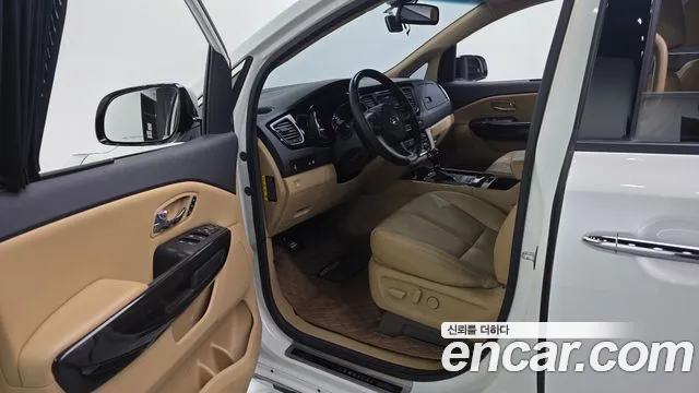 Kia Carnival 2015 thumb 11