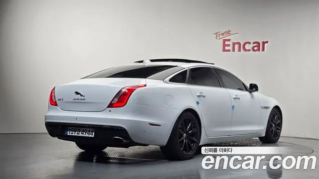 Jaguar XJ 2017 thumb 2