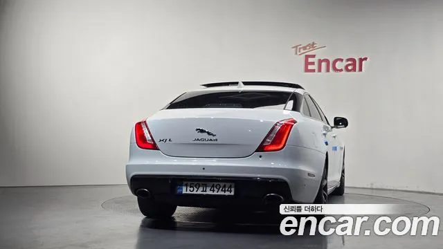 Jaguar XJ 2017 thumb 4