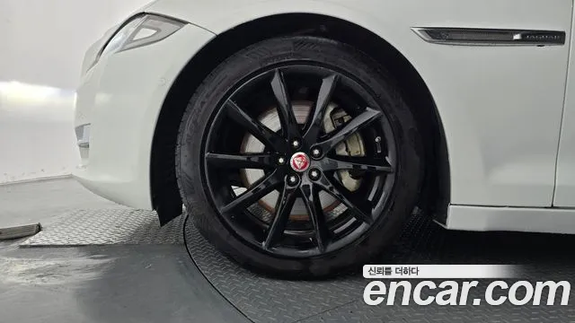 Jaguar XJ 2017 thumb 5
