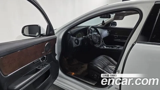 Jaguar XJ 2017 thumb 10