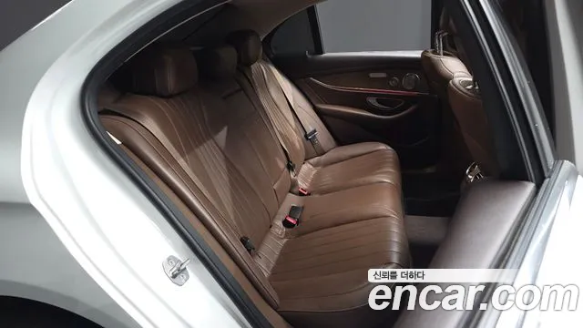 Mercedes-Benz E-Класс 2017 thumb 12